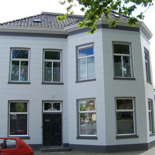 Woonhuis met koetshuis