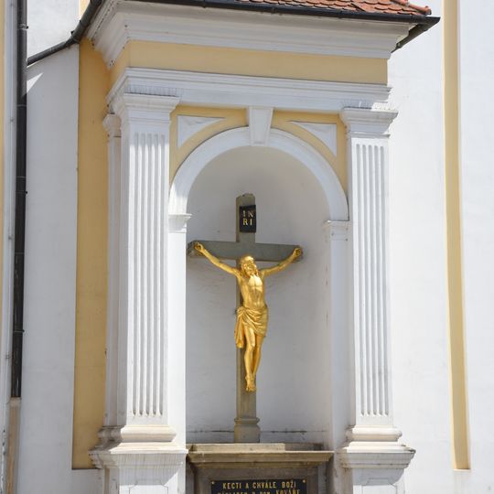 Kříž ve výklenku kostela ve Veverské Bítýšce