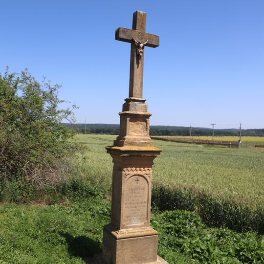Kříž u cesty východně od Kladerub nad Oslavou