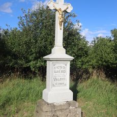 Kříž u silnice východně od Pucova