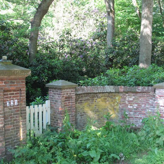 Laag Wolfheze: toegangshek met zijmuurtjes