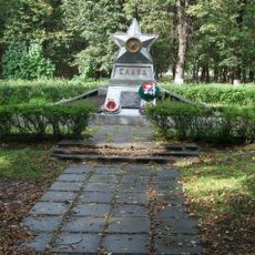 Памятное место, где захоронены партизаны, погибшие при эвакуации в 1941-1944 гг. Установлен памятник-звезда (Сланцы)