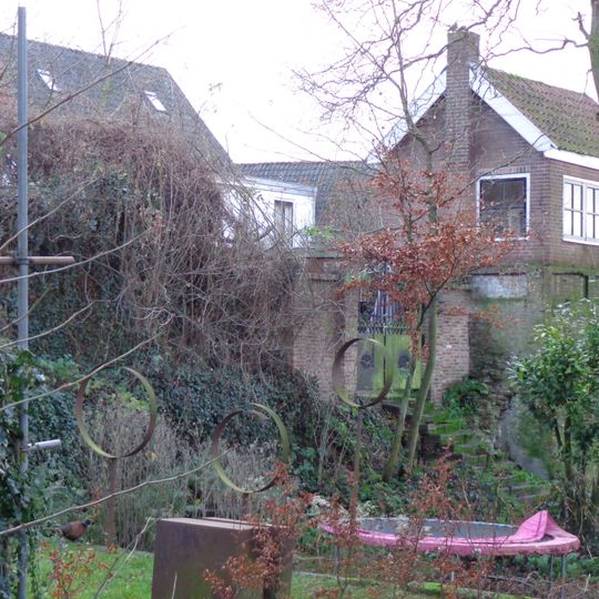 In het pand of op de grens van het erf bevindende stadsmuur