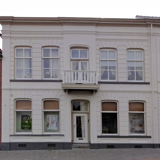 Vijf traveëen breed woonhuis met verdieping en gepleisterde gevel onder schilddak