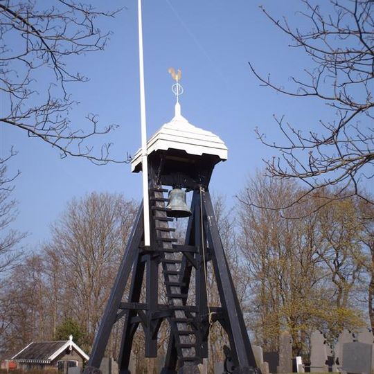 Kerkhof met overkuifde klokkenstoel