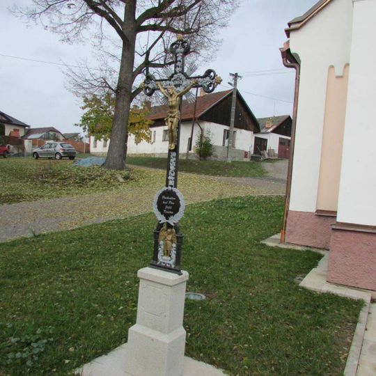Kříž u kaple v Kojčicích