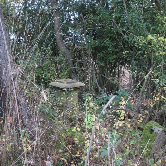 Kříž západně od Domašína u rozcestí