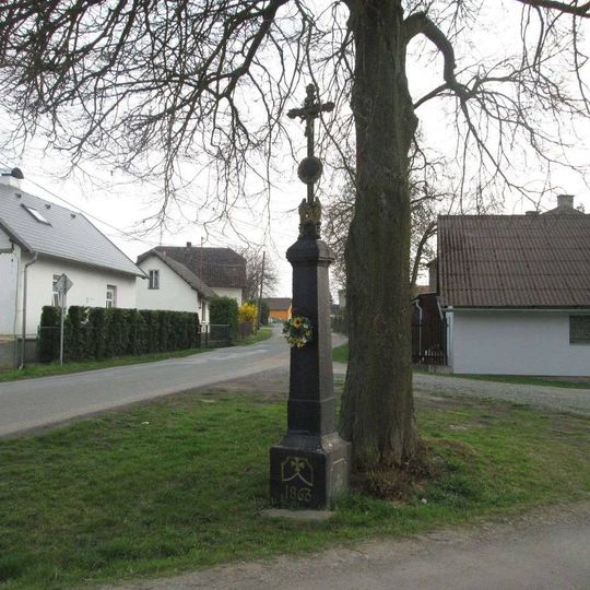 Kříž v Příkosicích na křižovatce