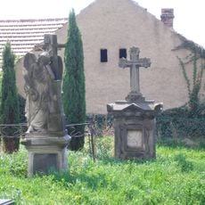 Kříž u kostela v Kostomlatech pod Řípem