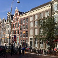 Pand met vierraamsgevel onder triglyfenlijst met consoles en uitschuifbare hijsbalk