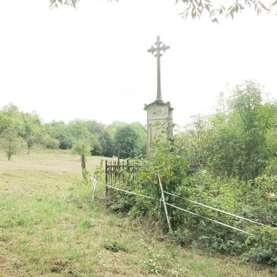 Kříž pod pastvinou u potoka v jižní části Horní Police