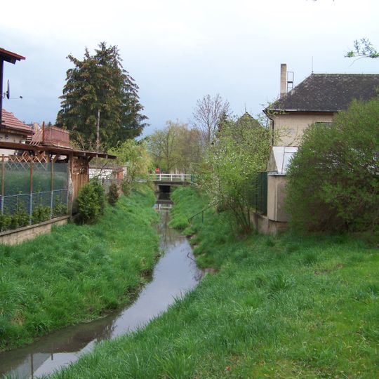 Most přes Radotínský potok v Drahelčicích u obecního úřadu