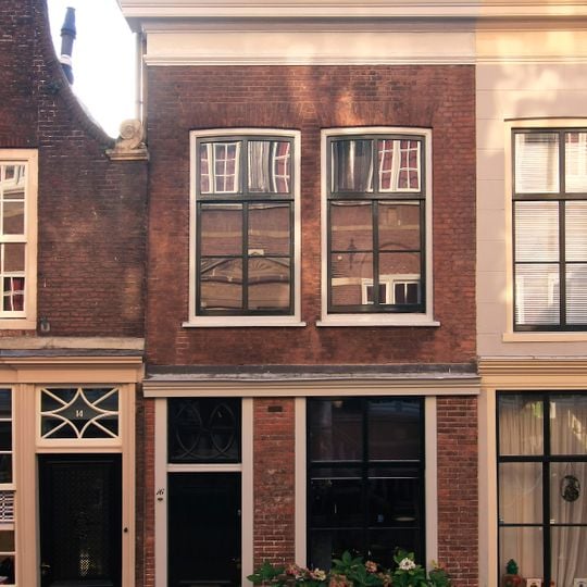 Pand met zeer eenvoudige lijstgevel voor pand van parterre en verdieping