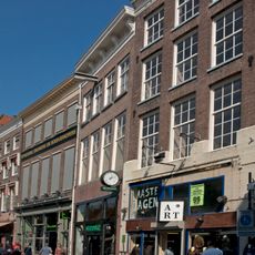 Hoekpand met rechte lijstgevels en jongere onderpuien