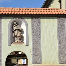 Socha svatého Jana Nepomuckého ve výklenku domu 7 v Lažanech