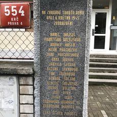 Pamětní deska obětem masakru z 6.5.1945 na domě Obětí 6. května 554/4 v Praze