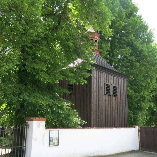 Dřevěná zvonice na hřbitově v Třebenicích