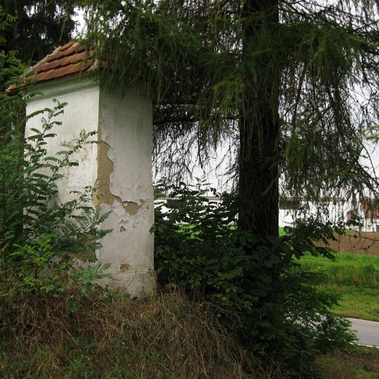 Výklenková kaplička s pohřebištěm z třicetileté války