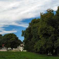 Park z alejami dojazdowymi i widokowymi