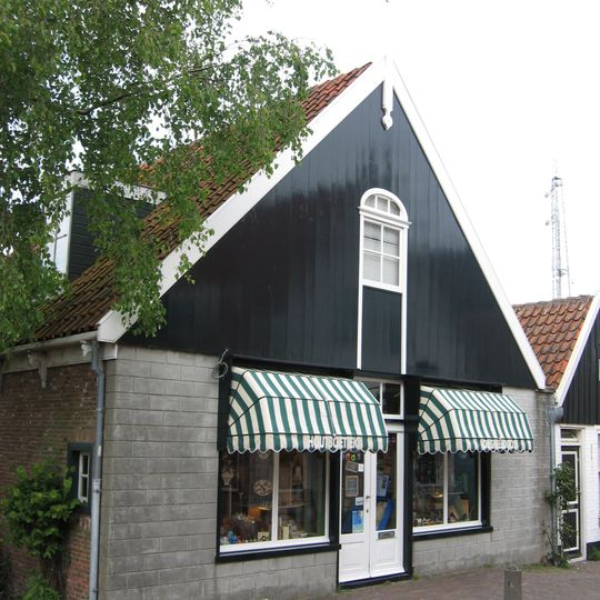 Eenvoudig pandje met houten top met makelaar