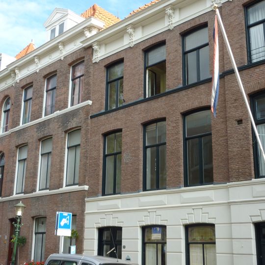 Herenhuis op rechthoekige plattegrond in eclectische stijl