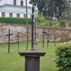 Soubor litinových křížů na bývalém hřbitově u kostela svatého Kříže ve Sněžném