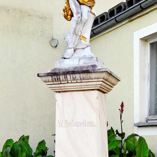 Sandsteinstatue des Heiligen Sebastian bei Am Kloster 4