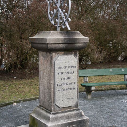 Plastika Gnomon v Tyršových sadech v Třebíči