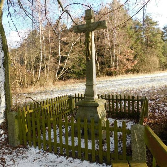 Kříž jižně od Lovětína nad rybníkem Na Jůzlově