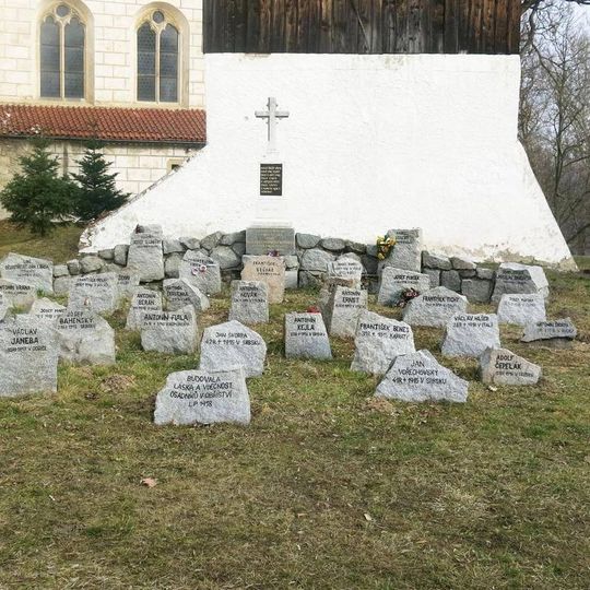 Pomník padlým u kostela v Obříství