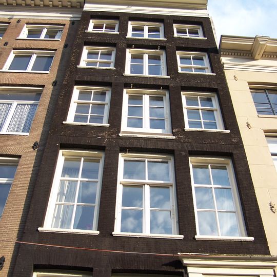 Pand met gevel onder rechte lijst