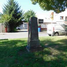 Pomník neznámého účelu v Jiráskových sadech v Českém Brodu