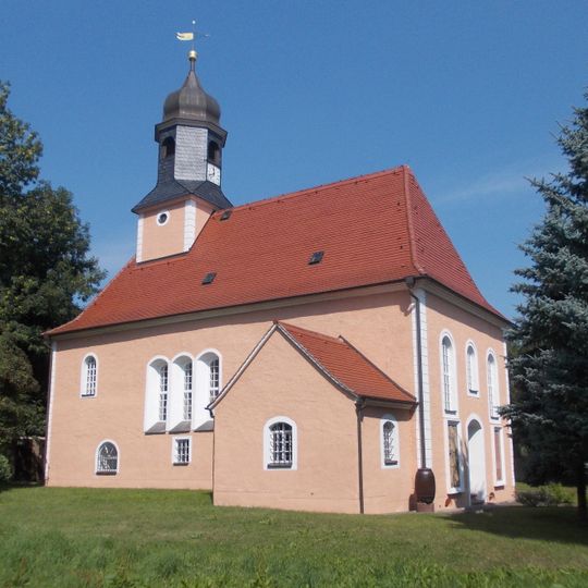 Kirche mit Ausstattung, zwei Grabmale neben dem Kirchenportal , Kirchhofsmauer mit Tor sowie zwei Reliefs an den Torpfeilern Zum Lindicht 3