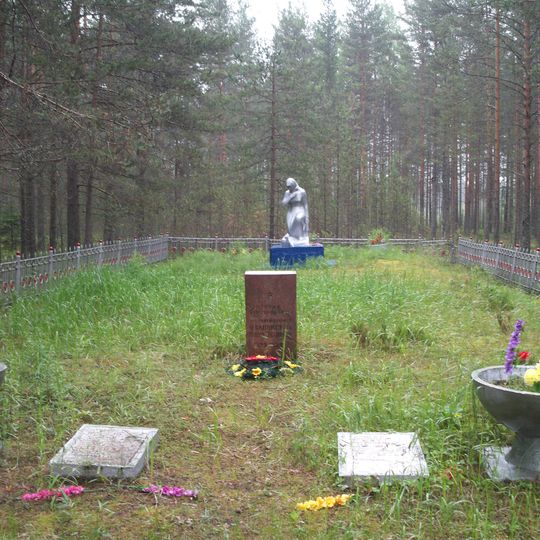 Братская могила советских воинов, погибших в борьбе с фашистскими захватчиками, в которой похоронен Герой Советского Союза П.И. Ивановский, погибший в бою за Родину