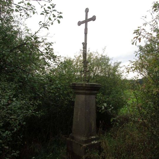 Kříž severovýchodně od Strážiště v lesíku