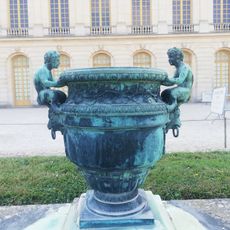 Vase avec têtes de boucs et satyres