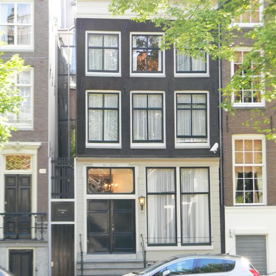 Pand met gevel onder rechte lijst met geblokte pui