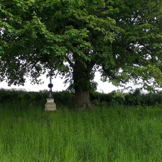 Kříž u Tříklasovic u rozcestí s rozoranou cestou