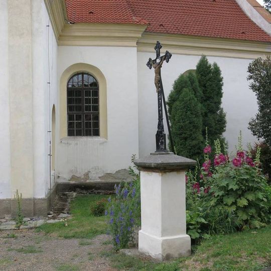 Kříž u kostela v Bechlíně