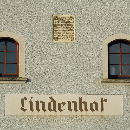 Schrifttafel im Giebel Dorfstraße 1