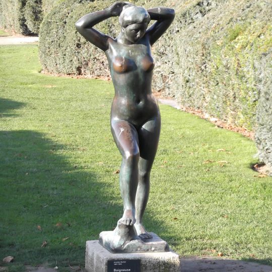 La Baigneuse aux bras levés