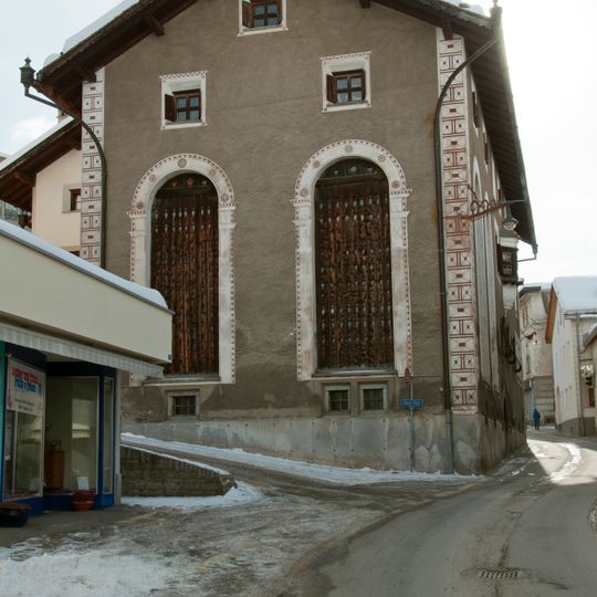 Chesa Dr. Campell cun stalla e tablà