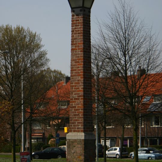 Twee lantaarns met zitbanken