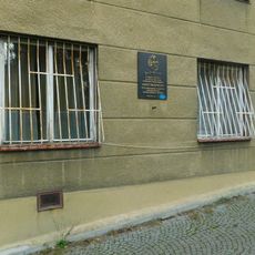 Pamětní deska Josefu Škvoreckému na domě Patočkova 1707/101 na Břevnově