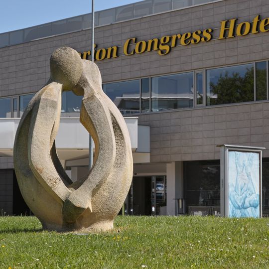 Milenci, statue near hotel Clarion