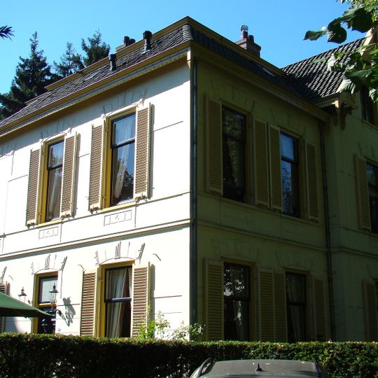 Dubbele villa met bijbehorende erfscheiding, in schilderachtige eclectische trant