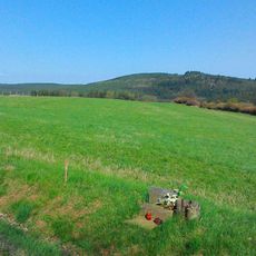 Pomník severovýchodně od Březína