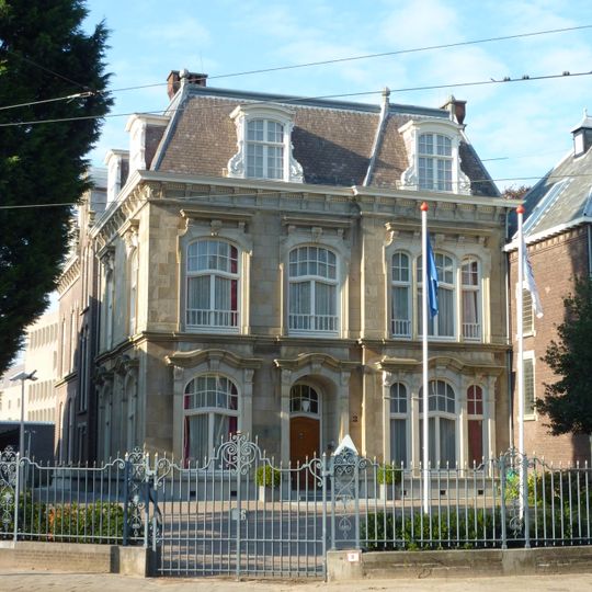 Aan drie zijden vrijstaande villa, gebouwd in de stijl van de Um 1800-Bewegung