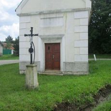 Kříž u kaple ve Chmelné
