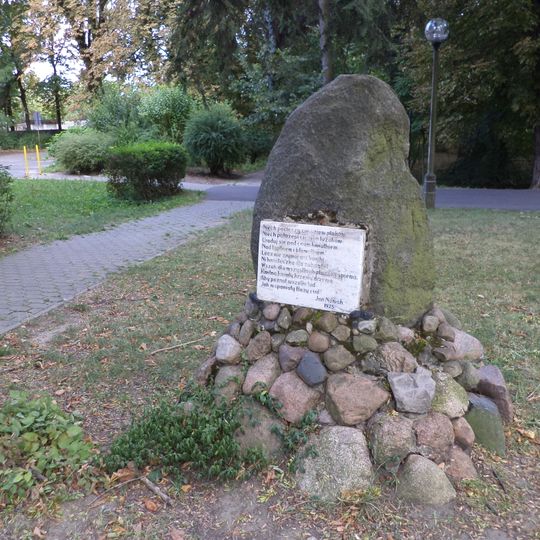Pomnik z wierszem Jana Nowaka
